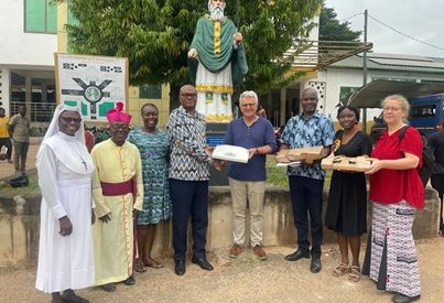 Dr. Jeronimo Sequice steht neben einem Plakat der GTP Tagung. 