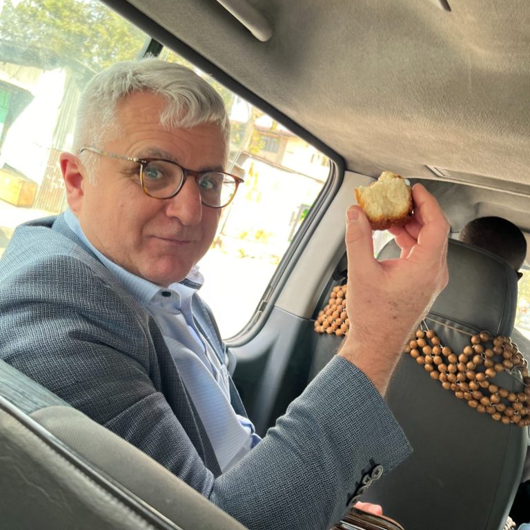 Bild von Herr Prof. Dr. med. Nikolaus Haas während einer Autofahrt.